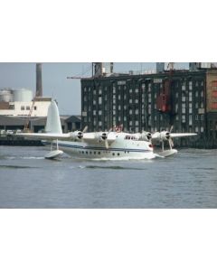 Short S-25 Sunderland G-BJHS taxiing past Globe Wharf, River Thames – WWII flying boat photo by Stuart H Bourne