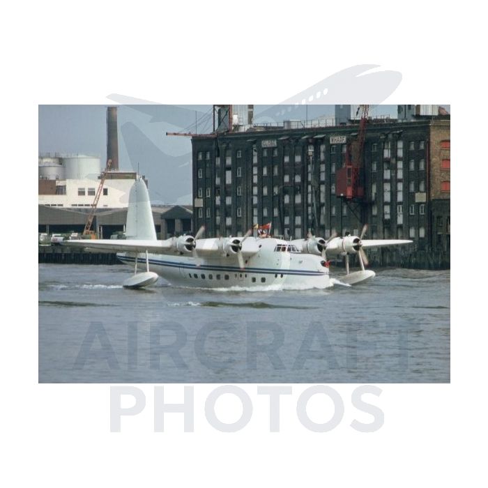 Short S-25 Sunderland G-BJHS taxiing past Globe Wharf, River Thames – WWII flying boat photo by Stuart H Bourne